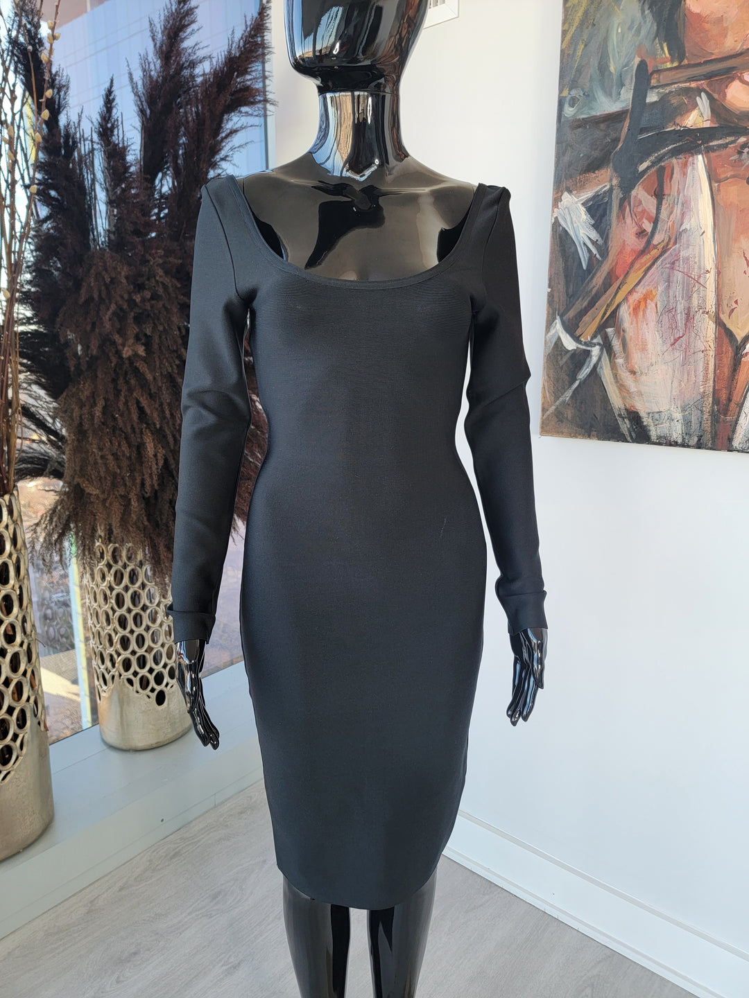 Vestido ajustado de manga larga con cuello redondo