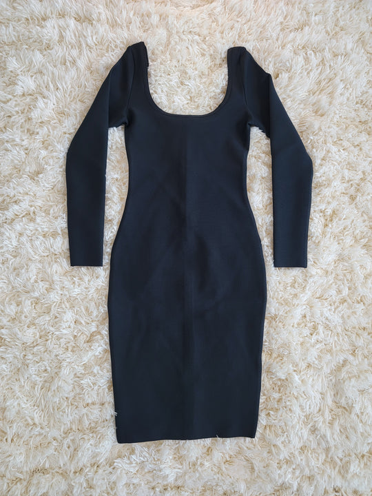 Vestido ajustado de manga larga con cuello redondo